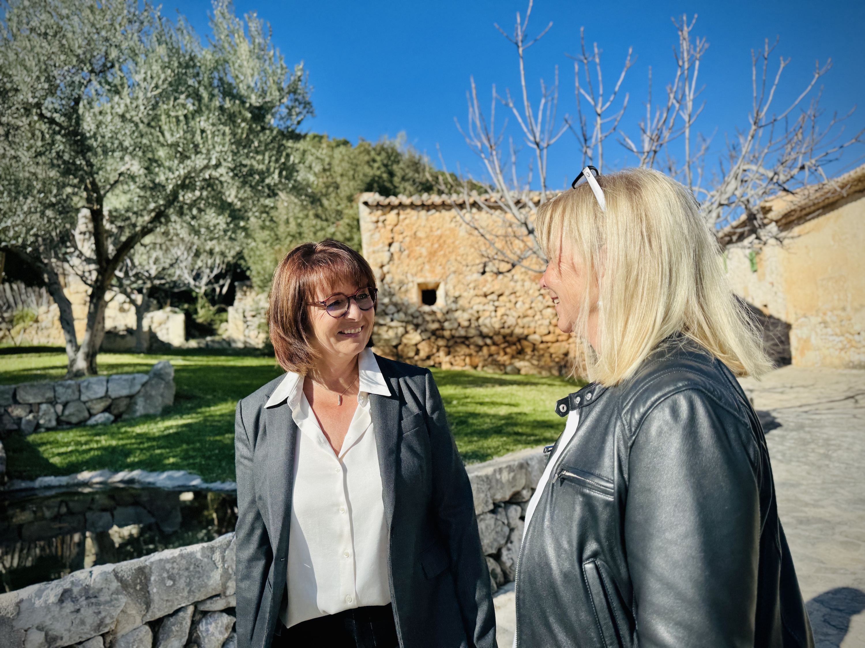 Annette Höse Annette im Coachinggespräch mit einer Frau – vertrauensvoll, achtsam und mitten in der Natur auf Mallorca.